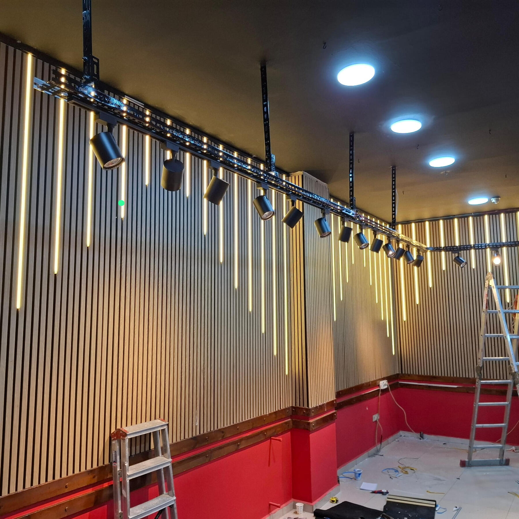 Mağaza içi dekoratif aydınlatma montajı