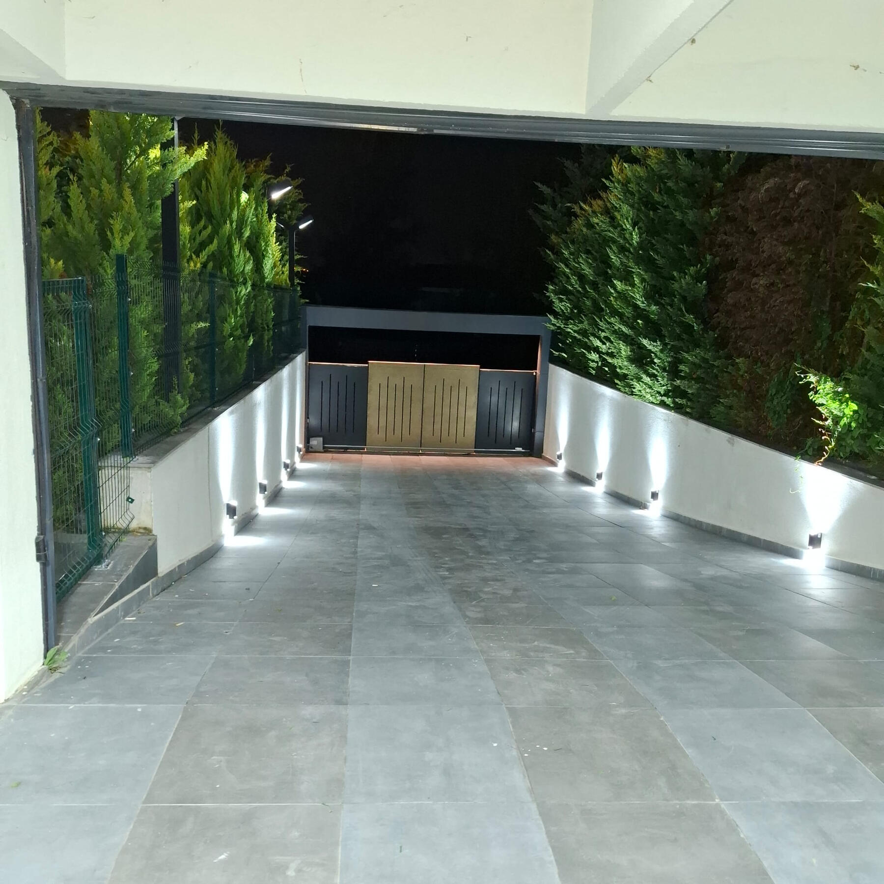 Apartman girişi ve geçiş yolu aydınlatma montajı