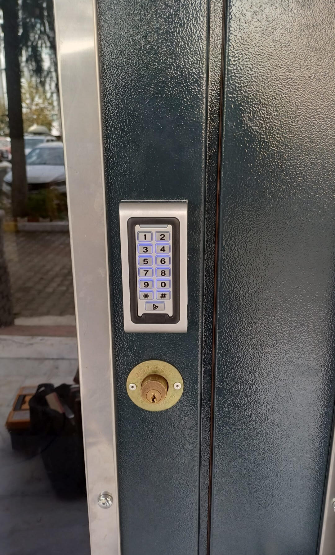 Elektronik kapı kilidi ve erişim sistemi montajı